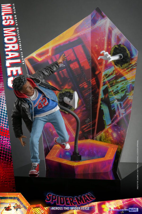 HOT TOYS 12" Spider-Man: Across the Spider-Verse Spider-MAN MMS710 1/6TH MILES MORALES - Image 4